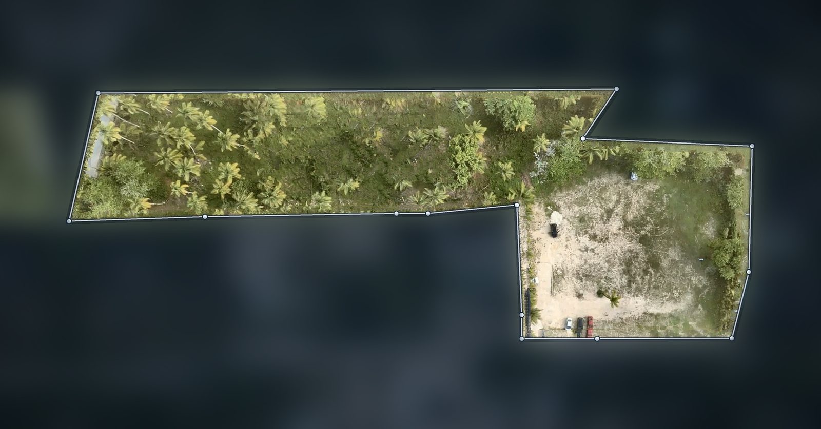 Vista aérea del terreno del caso, con su contorno marcado y el entorno difuminado